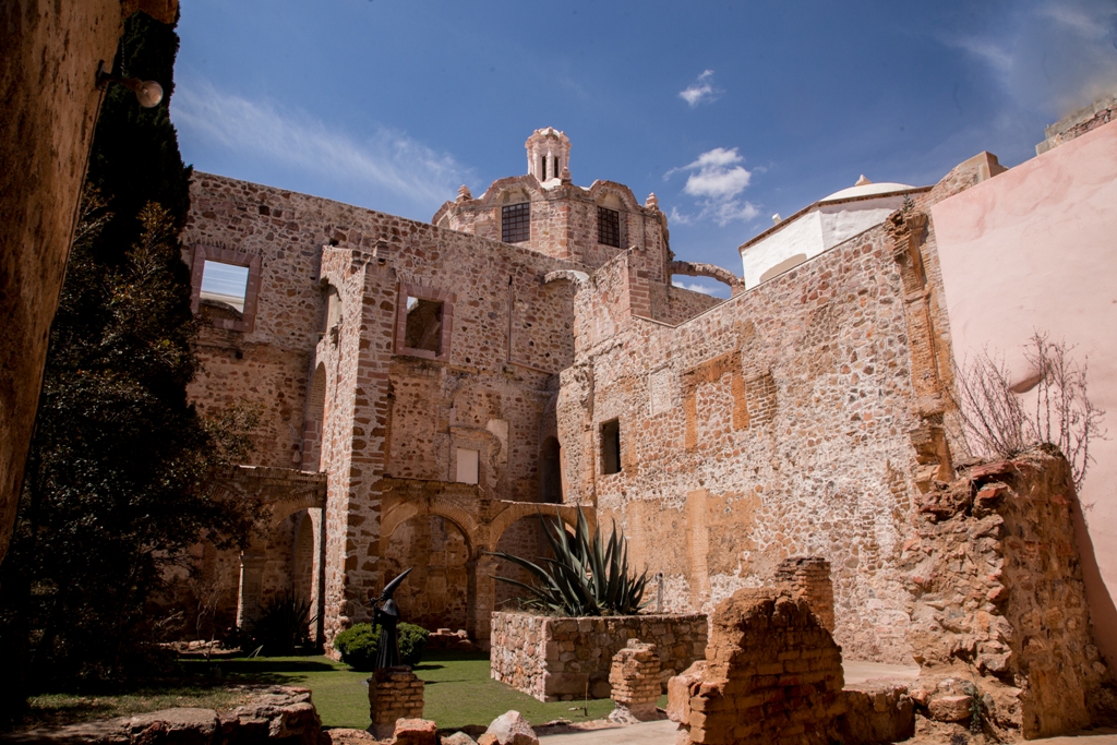 ZacatecasTravel's tweet photo. 🏛 El Museo Rafael Coronel de #ZacatecasDeslumbrante se ubica en un antiguo exconvento franciscano del siglo XVI, una construcción que aún conserva parte de su arquitectura original.  🎭 Pronto volveremos a pasear por los jardines y pasillos de este recinto.✨ https://t.co/HDULlfjOf9