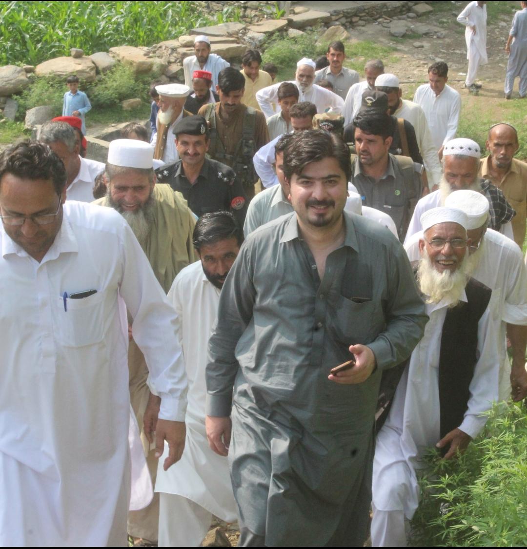 FaisalZebKhan2's tweet photo. زما په فن او په هنـــــــــر باندې دې اور والګې!!
چی په کې فکـــر دا خپل قام او ده اولس نه کوم!!
⁦✌️⁩⁦✌️⁩
#Faisal_Zeb_Khan
#Makhozo
#Shamuliyat_Bacha_Khani https://t.co/IkXmkUrEsQ
