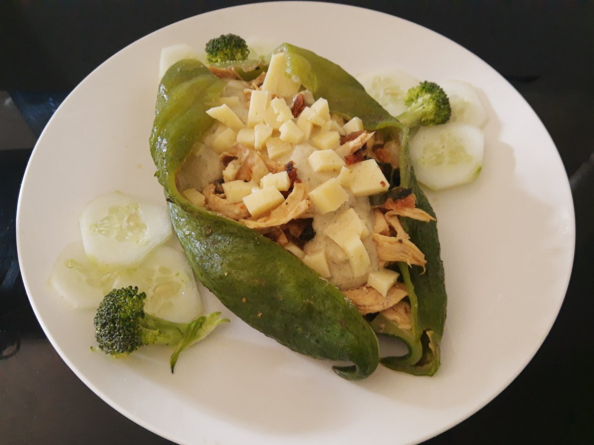 RaccBrown's tweet photo. #havinglunch Pepino relleno de Pechuga de pollo desmechado en vegetales y trozos de queso en salsa agridulce de la casa ๐คค๐๐ช #ketostylelife #ketolunchideas #mencocking #beautifulmeal #ketosis #CoverYourFace #Manjaran https://t.co/yxZ7XjUVzQ