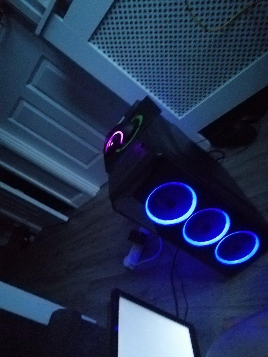 Mrcommunity4's tweet photo. @ashandjemz @trovolive @TriumphChairs @Rev_Rts @WatchMixer @Streamboosts @SupStreamersRt Having WiFi issues ATM https://t.co/A2n9Jd5cfw