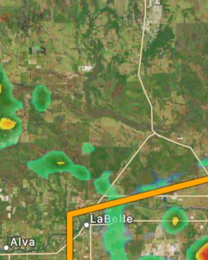 jpweather's tweet photo. Severe Thunderstorm Warning just issued until 4:45 for #LaBelle #Clewiston #MooreHaven and surrounding areas.
We could see 60 mph wind gusts and quarter size hail.
#SWFL #FLwx https://t.co/hGUEeOxNfx