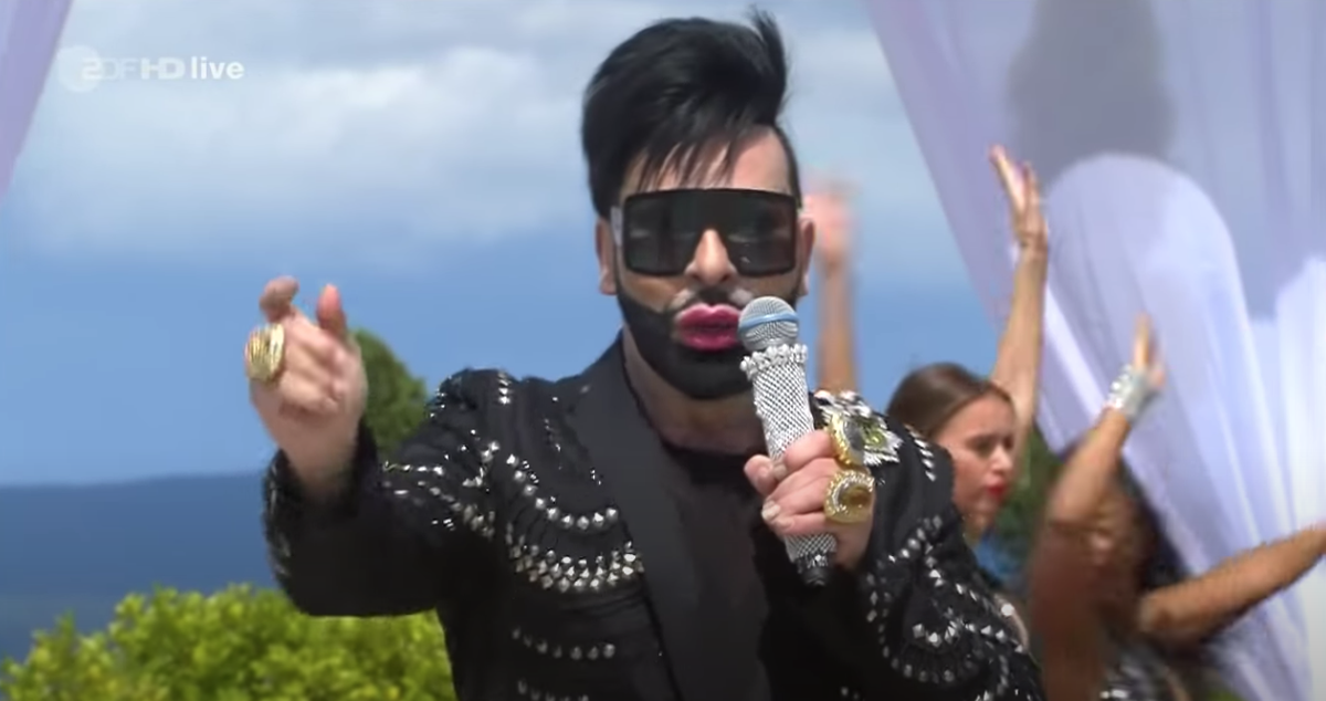 DerMohme's tweet photo. Pompöös! Wenn die Rundfunkgebührenerhöhung 2021
als Vorkasse in #Botox verballert wird! #ZDF #Fernsehgarten #Glööckler https://t.co/xn80k5Tgew