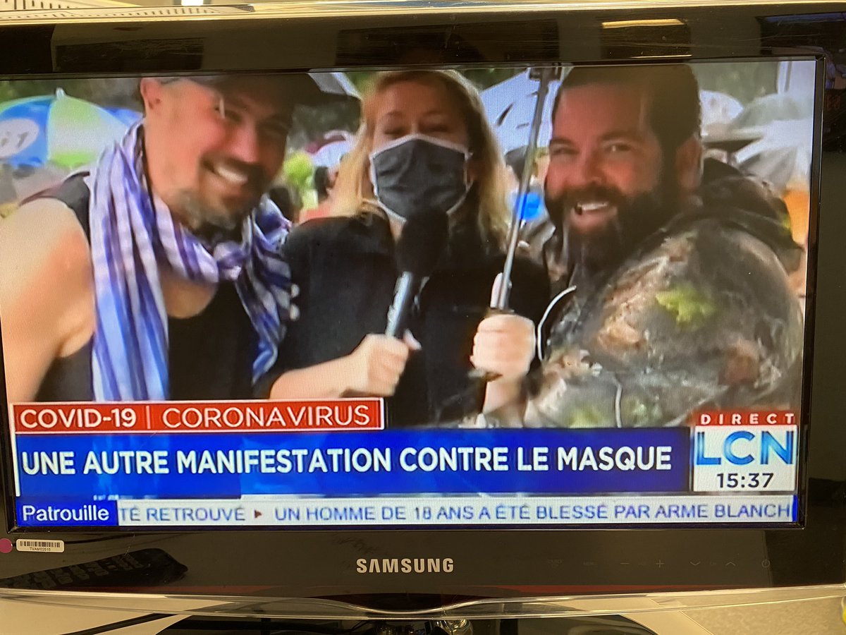andreemartin3's tweet photo. Ça c’est NON! 
En pleine intervention en direct de la manifestation contre le port du masque, ma collègue s’est fait « coller » par 2 manifestants.  
Ça ne se fait pas en temps « normal » encore moins quand la personne tente de respecter la distanciation physique. https://t.co/pROevKSdLR