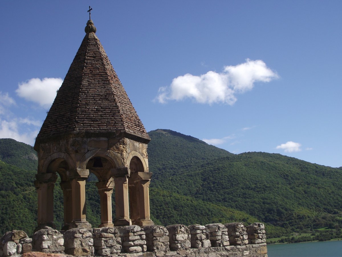 colourtour's tweet photo. Zhinvali (Jinvali) Reservoir and Ananuri Fortress on the way to Mount Kazbegi Along the Georgian Military Highway. #travel to #georgia #bookonline #kazbegitour #daytour #gergeti #Caucasus https://t.co/VF03eeQefQ https://t.co/AVXNKz6bEj