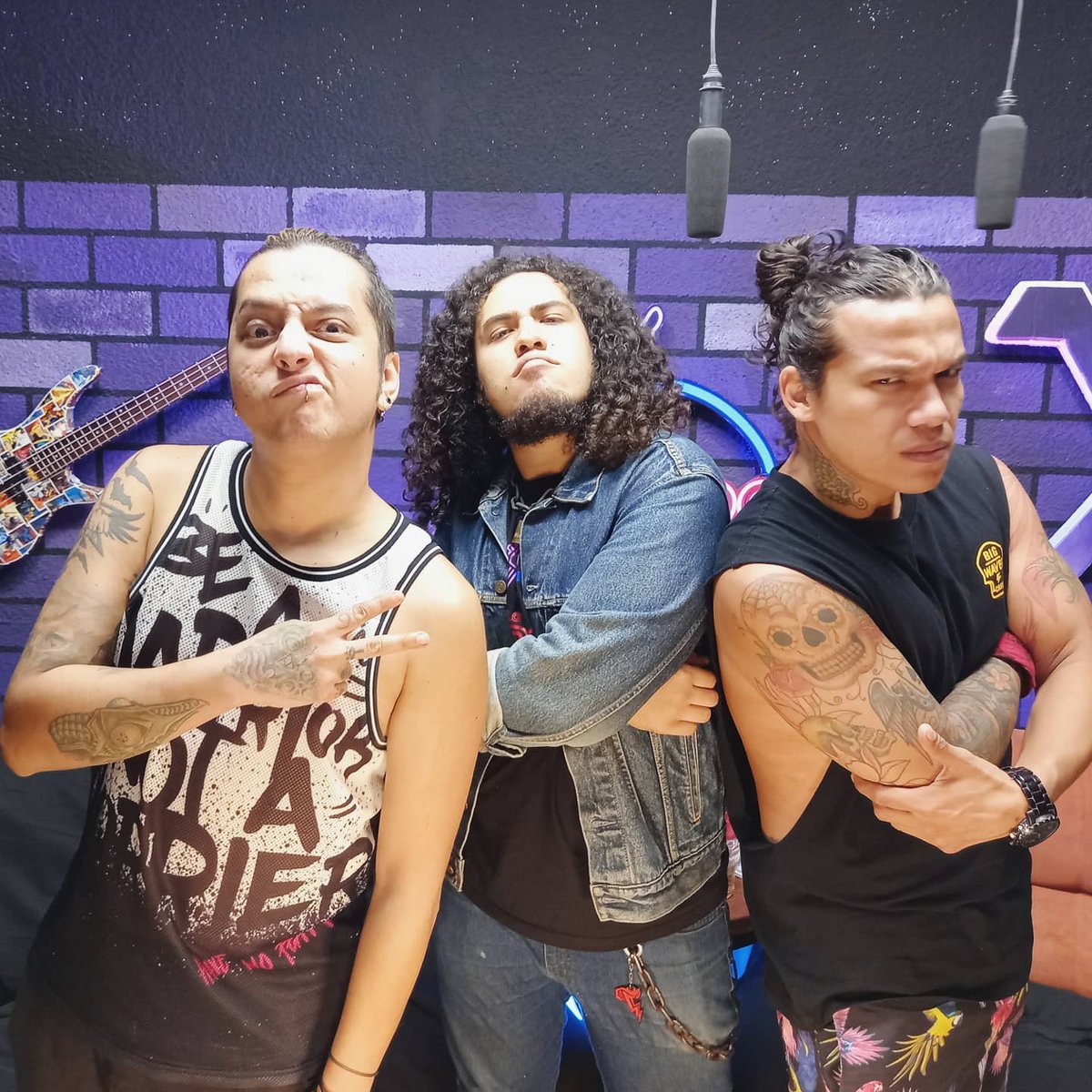 xchmel's tweet photo. Me la pasé bien chido en el X-Show pasado con KillCobra.
No se pierdan el X-Show los viernes con @larockolaa... o piérdanselo. Me da igual.
#x #saturandotussentidos https://t.co/pvXxXOTWe3