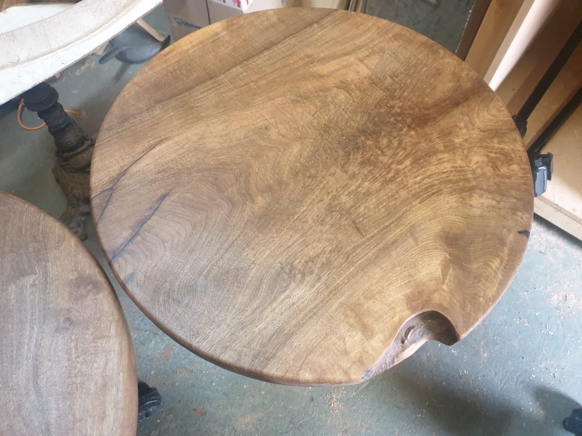 TEALEANDSONS's tweet image. English walnut supplied for these amazing table tops!! 🌳 #uktimber #englishwalnut