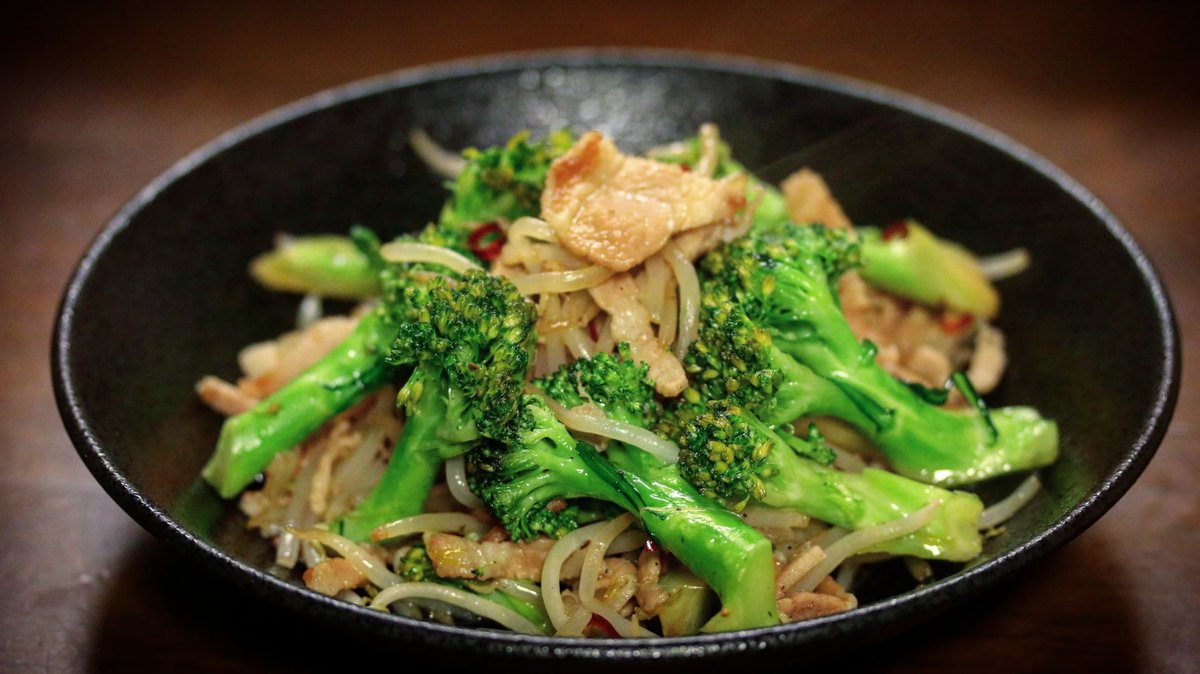 大地の宴 ブロッコリーの昆布茶炒め 緑黄色野菜のブロッコリー は ビタミンa B1 B2 C カリウム リンなどが豊富で ビタミンcはキャベツの3 5倍なのです 今朝はオリーブ油で ニンニク 鷹の爪 豚バラ モヤシ を炒め ブロッコリー 昆布茶