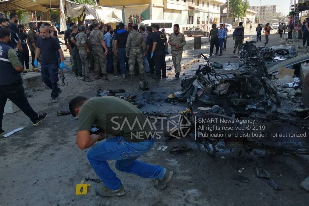 SMARTNewsAgency's tweet photo. #خبر: قتل طفل وجرح خمسة أشخاص آخرين بينهم أطفال ونساء الأحد، بانفجار عبوة ناسفة كانت مزروعة على جانب طريق في مدينة عفرين (42 كم شمال مدينة حلب) شمالي سوريا. #سوريا - #ناحية_مركز_عفرين - #انفجار https://t.co/Q4nly3jRmU https://t.co/5sRqhoMiJx