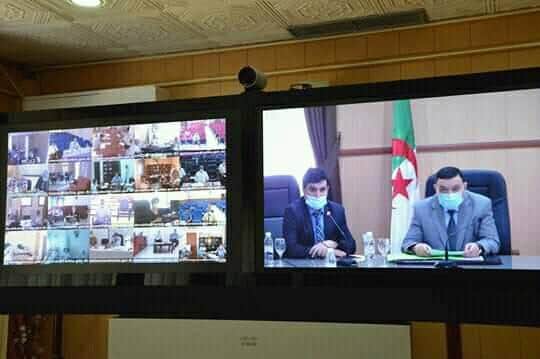 LR25121669's tweet photo. وزير التربية يتحدث عن طريق الكاميرات رغم قلة عددهم خوفا من الكورونا
و يريد أن يجازف بحياة 800 ألف طالب  بإرسلهم إلى الموت عن طريق ��جتياز شهادة التعليم الثانوي 
قالى تعالى "ولا تلقوا بأيديكم إلى التهلكة" سورة البقرة الآية 195 
#باكالوريا_إختيارية_لا_إنتحارية https://t.co/vbfikUPl1T