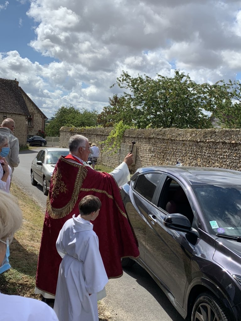 severine_gipson's tweet photo. A Saint-Christophe-sur-Avre pour le 70 eme pèlerinage #automobile et la messe solennelle en l’honneur de #StChristophe.
Toutes les générations étaient réunies et impliquées pour ce moment particulier et si singulier de ce petit village de 149 habitants. https://t.co/5PLxX1ji67