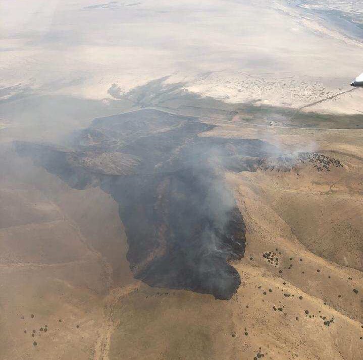brian_schnee's tweet image. A look at the #MessixFire burning in Box Elder County. 

200+ acres, no containment. Fire is still running. 

Structures nearby include some ranch homes. Livestock also roaming on hillsides nearby. 

📸 via Air Attack ✈️