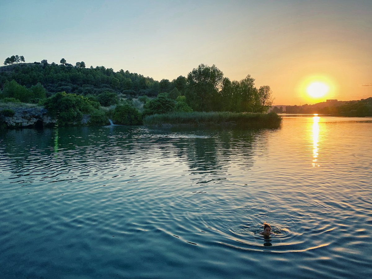 ruideratreasure's tweet photo. Atardeceres del #ParqueNatural de las #LagunasdeRuidera 🌝 Las #puestasdesol más bellas de España📍Laguna Colgada 📆 Julio  2020 #ruideratreasures #sunset #ruidera @MeteoHellin @meteocr @ElTiempo_tve @ElTiempoCMM @ElTiempoA3 @turismoclm @aquilatierratve @anibalclm https://t.co/3QsDwCUxYU