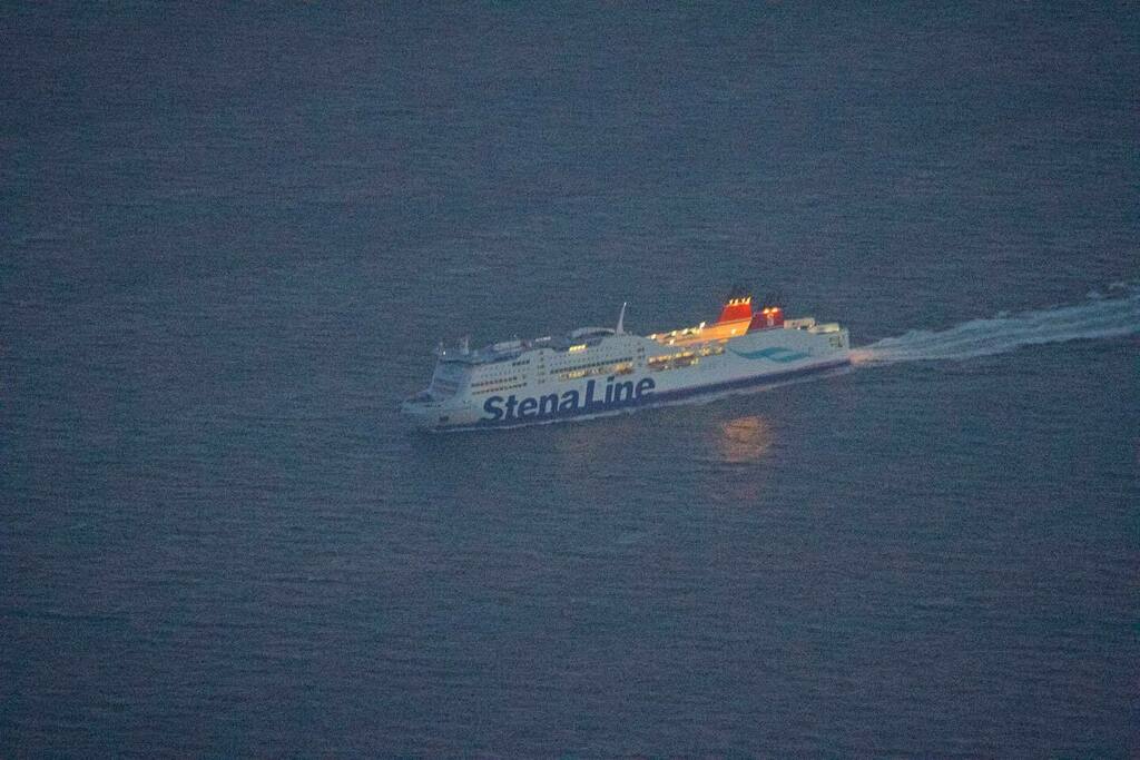 mrshanemcdonald's tweet photo. Taken from about 20,000 ft on approach to Dublin Airport on board an @aerlingus you can see the @stenalineukie ferry all lit up for an evening sailing. I used a 300mm lens here so probably a bit closer than it looked from the cabin of the A321.
-
#ahane… https://t.co/nbsy3P9S9n https://t.co/AZNzS8OL3r