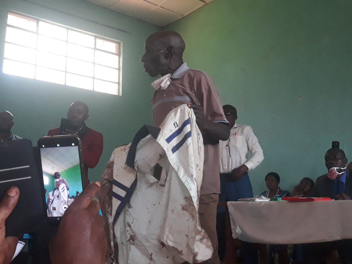 "Depuis le début des démolitions à #mbobero en 2016, seul <a href="/JCKijana/">Jean Chrysostome Kijana</a> nous a accompagné sans frais. Nous disons non à ces menaces contre lui." Témoignage. 
<a href="/ndsciRDC/">NDSCI CHUNVI YA CONGO</a> <a href="/TournonsLaPage/">Tournons La Page</a> <a href="/PPIREGIONALE/">Partenariat pour la Protection Intégrée</a> <a href="/drcJosephKabila/">Joseph Kabila K</a> <a href="/FCC_RDC/">FCC - Officiel</a> <a href="/CourPenaleInt/">CPI-Cour pénale int.</a> <a href="/RNW_Media/">RNW Media</a>