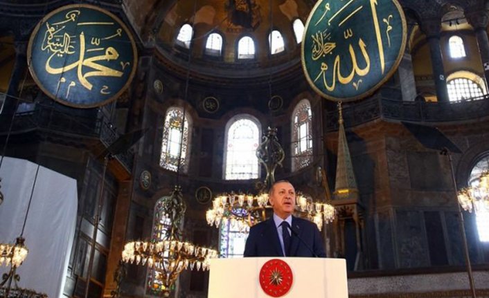 DuaGrubuKonya's tweet image. Εκείνοι που κρέμασαν #Byzantine σημαία δίπλα στις δικές τους σημαίες χθες και κήρυξαν την Ημέρα της Θλίψης οι Έλληνες δεν μπορούν ποτέ να ασέβεια #TurkeyFlag μας. Αυτοί που έκαψαν τη σημαία μας θα πρέπει να κατανοήσουν το μήνυμα του έθνους μας στη σκιά σημαία μας στο #HagiaSophia