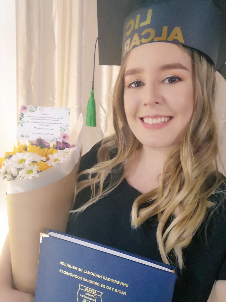 CamiAlcaraz's tweet photo. Luego de 6 años de carrera lo logré 🤩🥳🎓✨🖤
Gracias Dios y a mi ángel que seguro está feliz en el cielo!! 💛 https://t.co/uWS92a0tKS