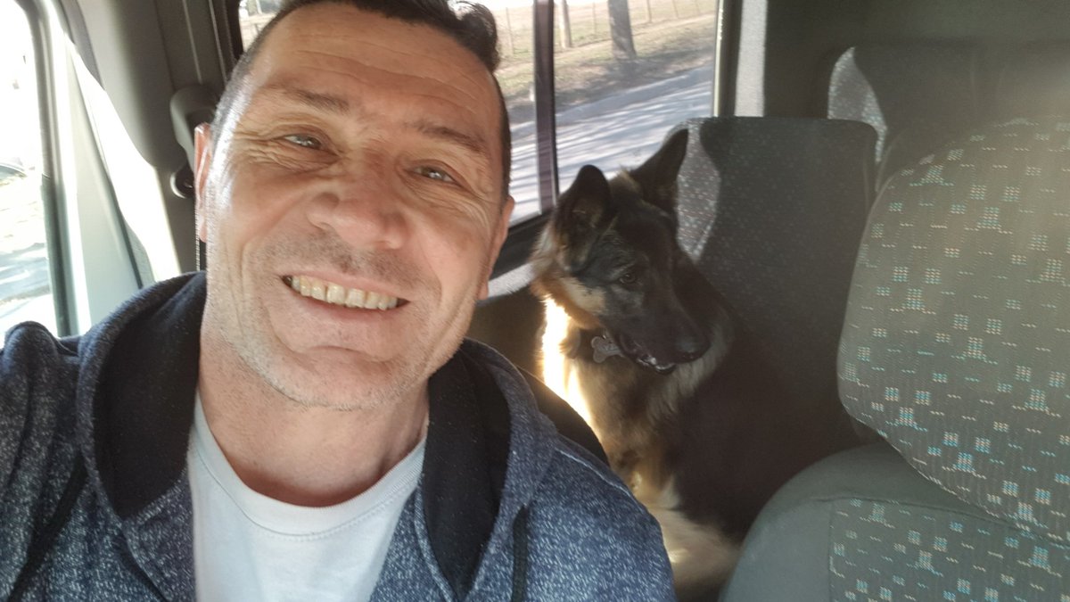 TitoPennesi's tweet photo. Eh amigo, te llevo a pasear en mi carro y ni me quieres hablar. #DistanciamientoSocial #atrperro #Rey👑 https://t.co/FlRS8MANRK