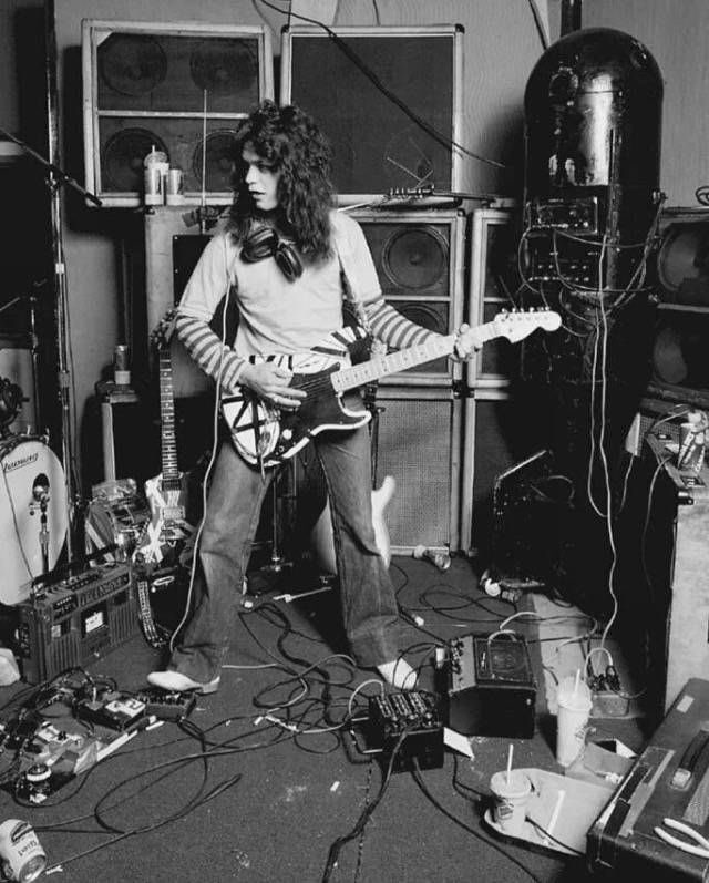 5150Kurt's tweet photo. Other shots of @NeilZlozower famous photos of the recording of VH2 these are so classic @GregRenoff @johnnybeane @WolfVanHalen #Vanhalen #Zlozower https://t.co/wgsMDjrXVW