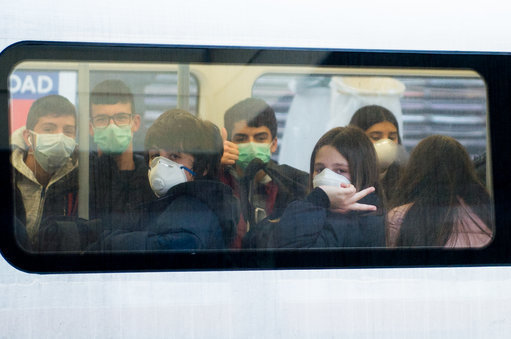 LBC's tweet photo. A major teaching union is calling for secondary school pupils to be forced to wear face masks when classes resume in September, given they already have to use them in shops. @IanPayneSport asks: how reasonable does this request seem to you? https://t.co/Wqv93kYPJL