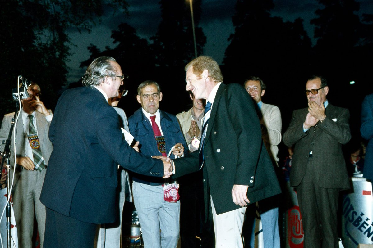 Brabantsfaam's tweet photo. Iedereen netjes in pak bij de #brabantsedag prijsuitreiking in 1978. @VKSchenkels krijgt hier de 2e prijs. #Heeze #parade #theaterparade https://t.co/zEjxOjv6JN