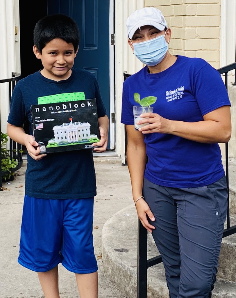 Isabel_Anaya1's tweet photo. Meet Yoltzin, one of my summer school students. His dream is to become the first Mexican President of the United States ๐บ๐ธ รchale ganas, Yoltzin! Gracias por la flor ๐ฑ #buildingleaders #SiSePuede #DreamBig #NISDatHome https://t.co/83SPrBNQDa
