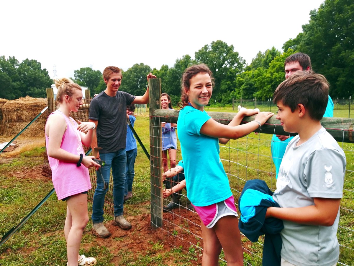 We’re missing these faces! Nothing like getting your hands dirty on a hot Sunday afternoon with friends. What have you been working on this weekend? 🌱🔨 #arkfarms