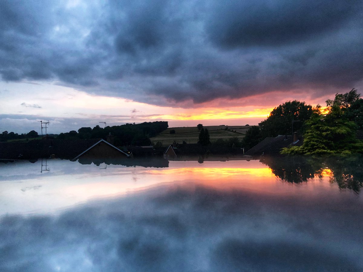 😍 Hubba-Hubba 😍 Night y’all 😎 #stormhour @StormHour #ThePhotoHour @ThePhotoHour #photographycommunity #fotoRshot @FotoRshot #stormysky #skyscape #sunsetphotography #sunsetlover #skychaser #reflection #Sunday #SundayBest #myview #cloudscape @CloudAppSoc #cas #witns #thenightsky