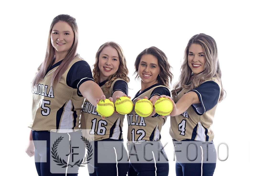 BlueEagleSB's tweet photo. I surely will miss these girls. Our 2020 seniors 💙💛🥎 https://t.co/EZyllXayl1