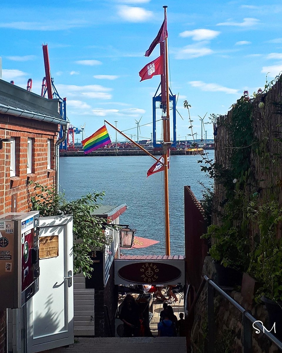 You’re loved 🌈 
#LGBTQ+ #AllBlackLivesMatter #Love 🖤 #equality 🌍#Peace4All ☮️ #hamburg
