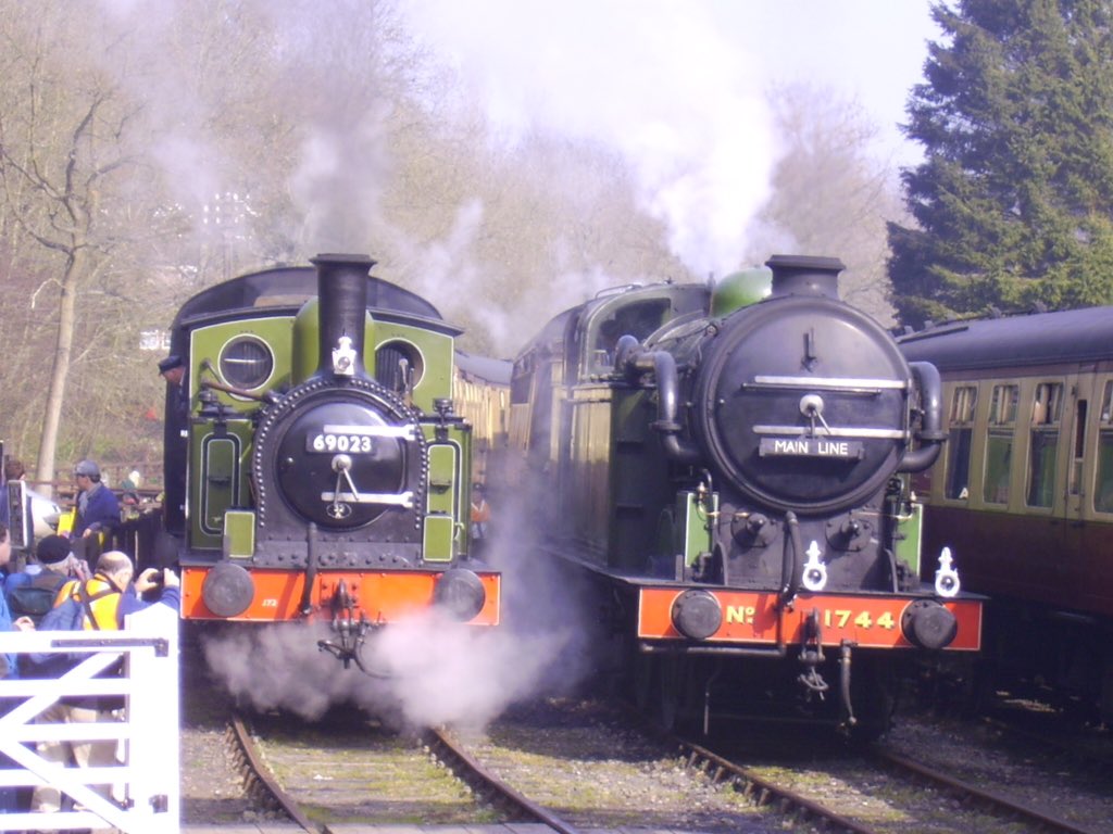 loypass_SCCar's tweet photo. #TurnbackSlideing 🚂 Teesside country boy and north London commuter. This attractive comparison of Eastern tanks at the 2012 Spring Gala - one of my all-time tops at Highley.
24 Mar 2012. @svrofficialsite #steamgala #gresley #wordsell #N2 #J72 #eastern https://t.co/KLRYGqeYPm