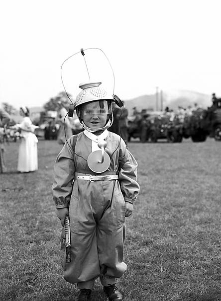 twistopherrobin's tweet photo. #Photography #Monochrome #GeoffCharles British Legion Carnival https://t.co/LQTxspBP6v