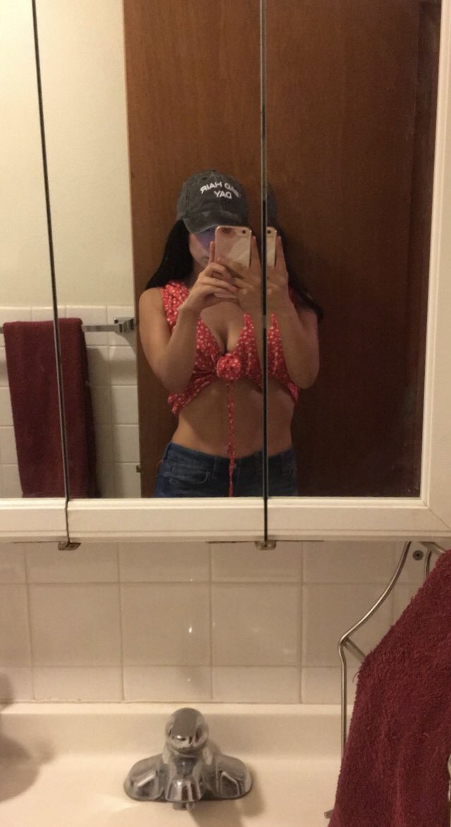 ld_1990_'s tweet photo. I’m back. ❤️❤️ Snapchat elladiane19 https://t.co/08In5a9q9K
