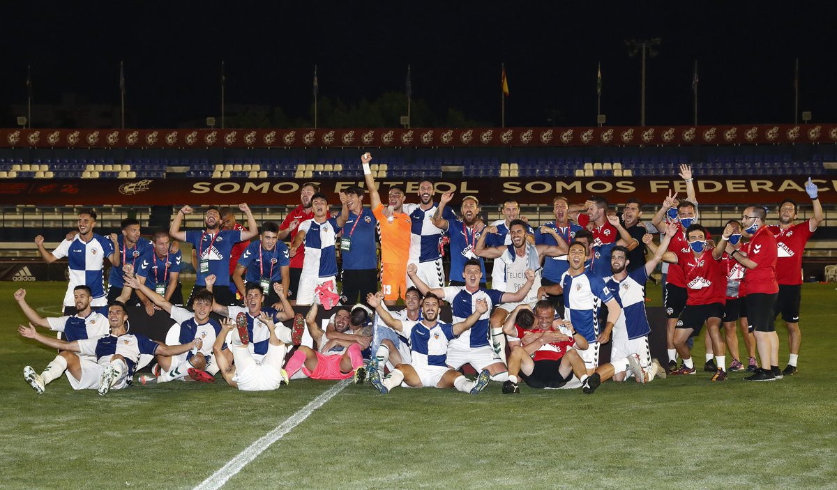 DisnovaSabadell's tweet photo. QUE NO! QUE NO! QUE NOOO!!
QUE NO ÉS UN SOMNI!!

EL @CESabadell ha guanyat!! Després de 9 anys d'Eibar, tornem a Segona A!!!!🟦⬜😍😍

Que corrin les estrelles! Avui no es dorm!!!!🍻🍻🍻🍻🍻

#AdrenalinaArlequinada
#Sabadell https://t.co/T7YoxP87Fd
