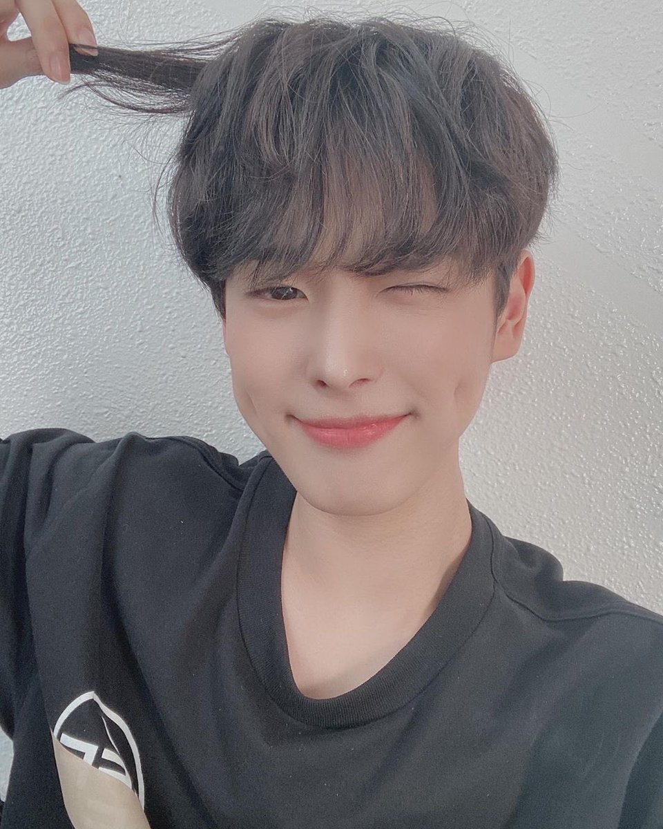 -byungchan selcas; a long but very necessary thread♡