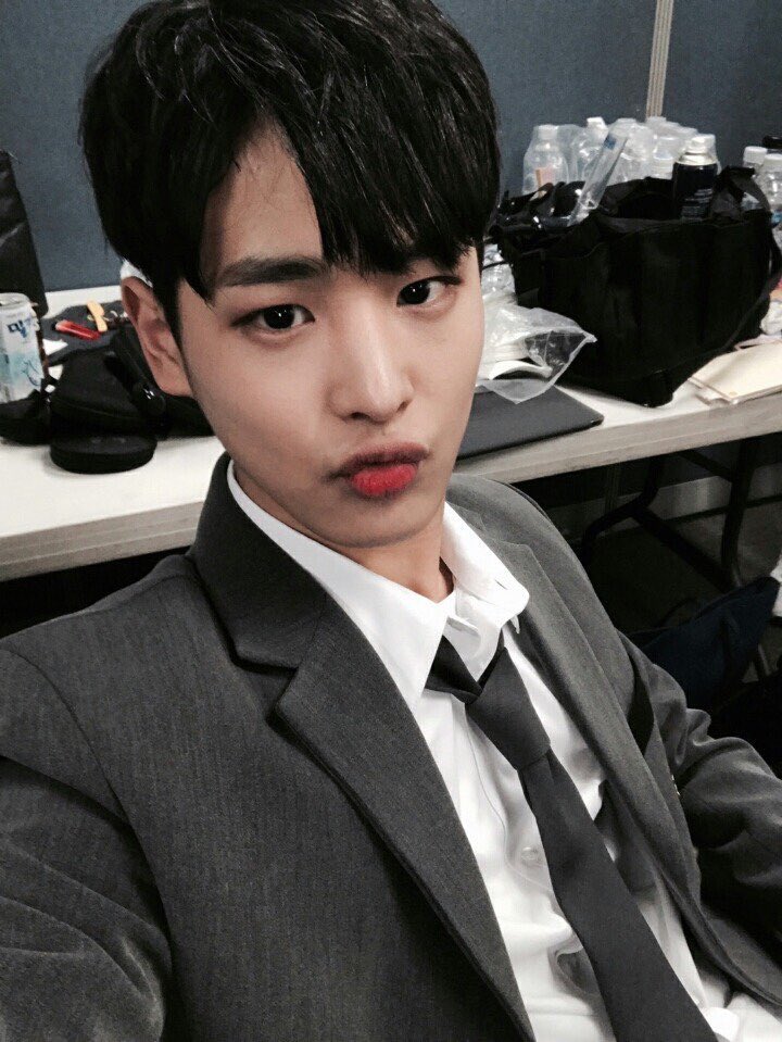 -byungchan selcas; a long but very necessary thread♡