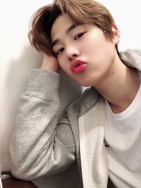 -byungchan selcas; a long but very necessary thread♡