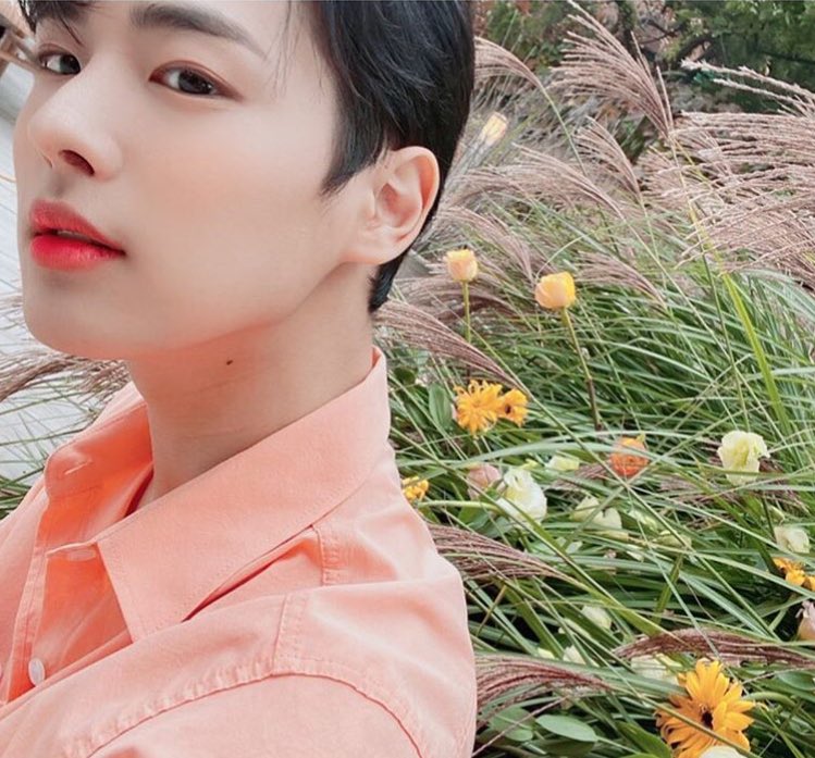 -byungchan selcas; a long but very necessary thread♡