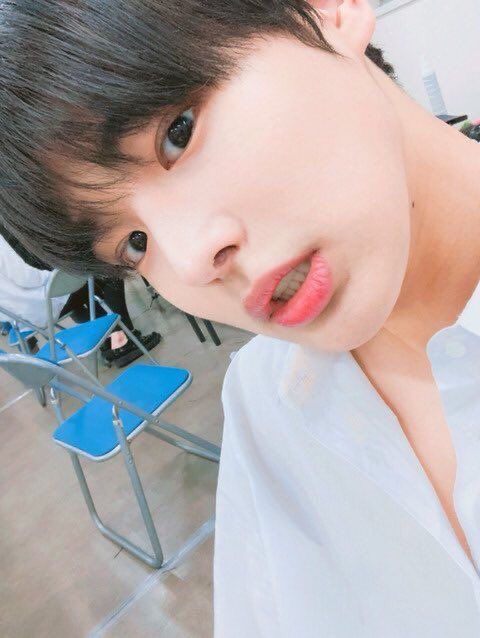 -byungchan selcas; a long but very necessary thread♡