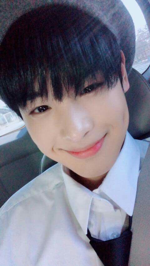 -byungchan selcas; a long but very necessary thread♡