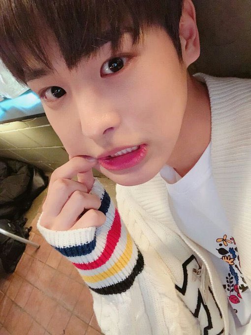 -byungchan selcas; a long but very necessary thread♡