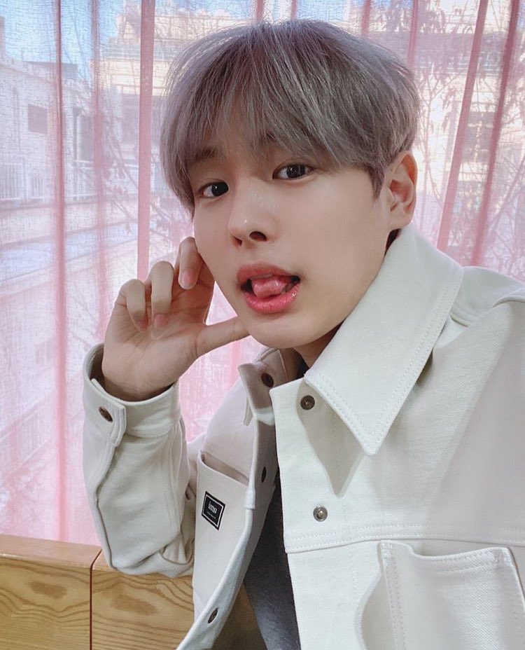 -byungchan selcas; a long but very necessary thread♡