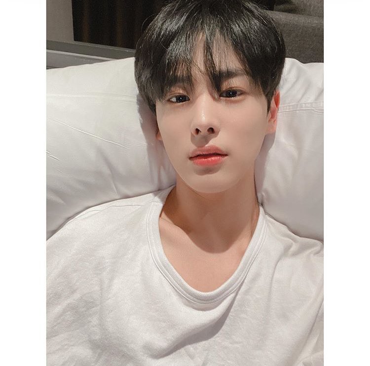 -byungchan selcas; a long but very necessary thread♡