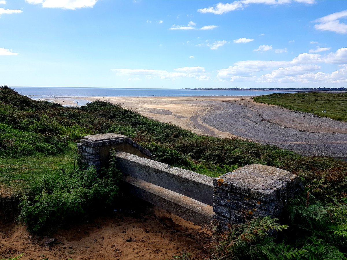 ConstableClaire's tweet photo. This weekends view... #ogmorebysea #southwales #ogmore #southerndown #naturallybeautiful and #slightlyfiltered @MyFaveBench https://t.co/UAxgz1Jb9i