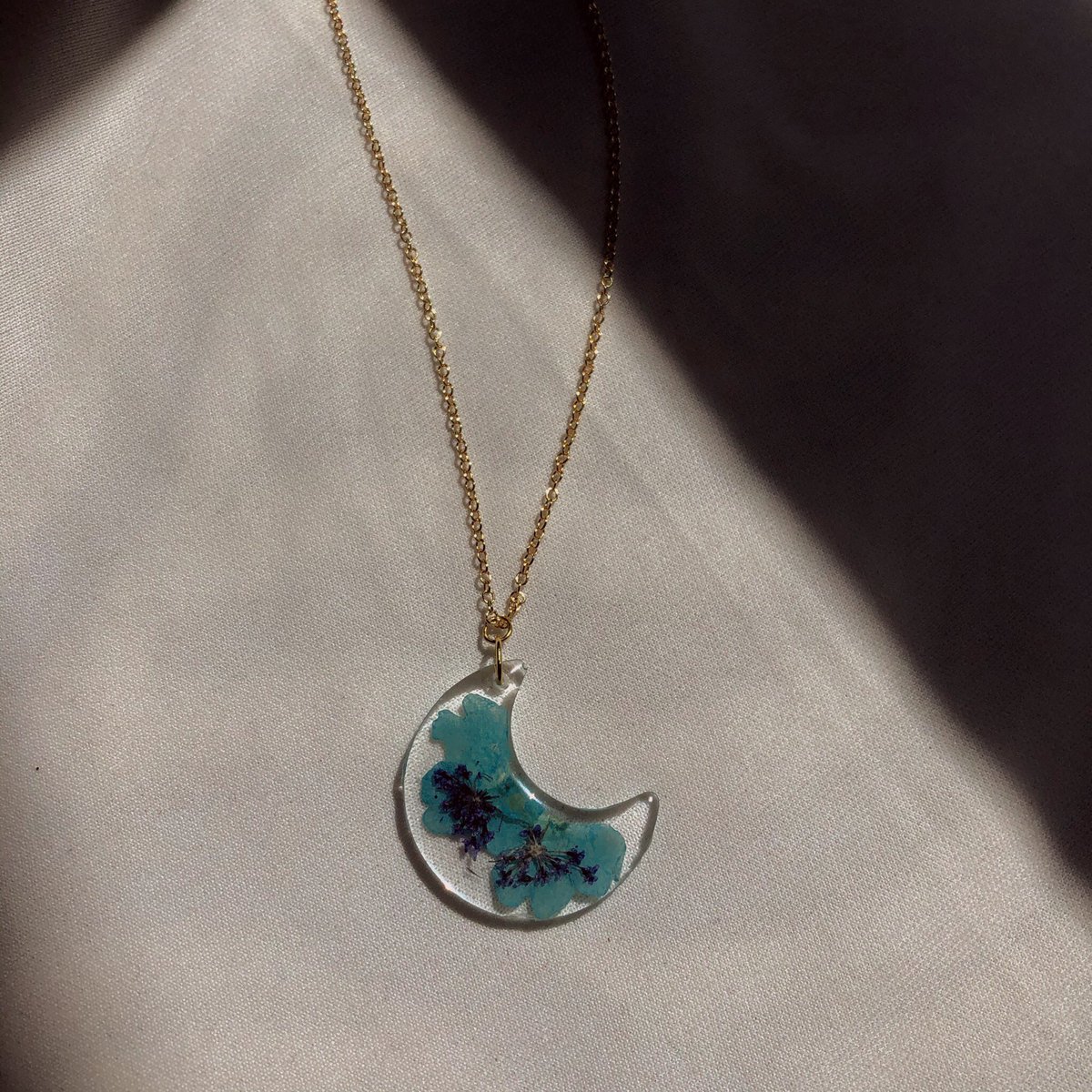 selenitem00n's tweet photo. please follow the ig page for my new small business • hon.eydrops • ♥️ i make jewelry &amp; ashtrays/jewelry holders!!! 🍃 any rt helps thank uuu 🌙 https://t.co/I4dIKaSrQd