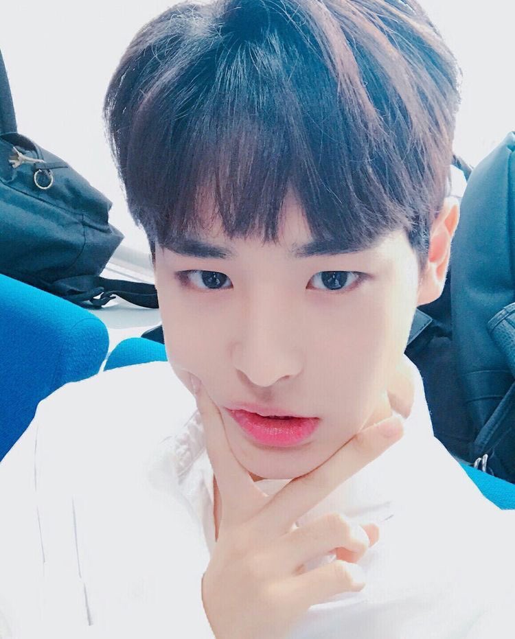 -byungchan selcas; a long but very necessary thread♡
