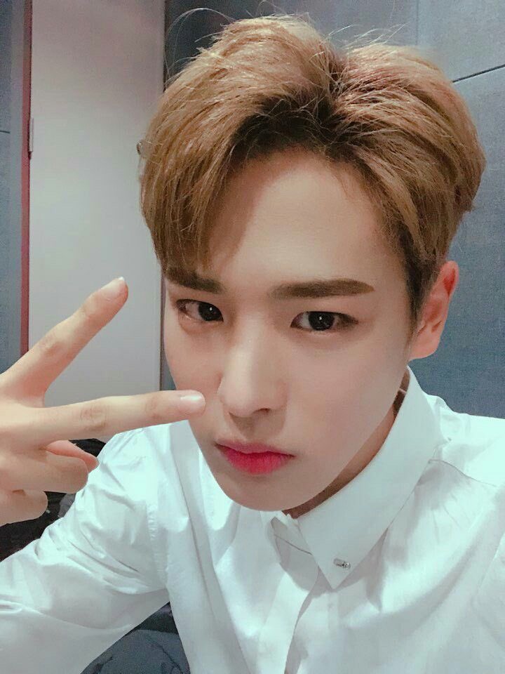 -byungchan selcas; a long but very necessary thread♡