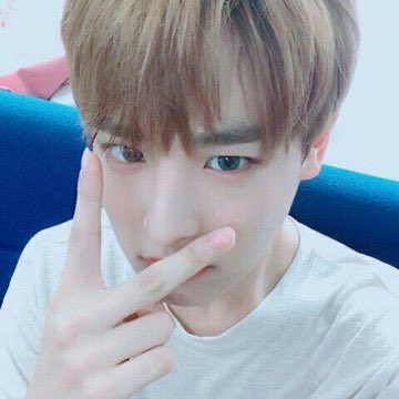 -byungchan selcas; a long but very necessary thread♡