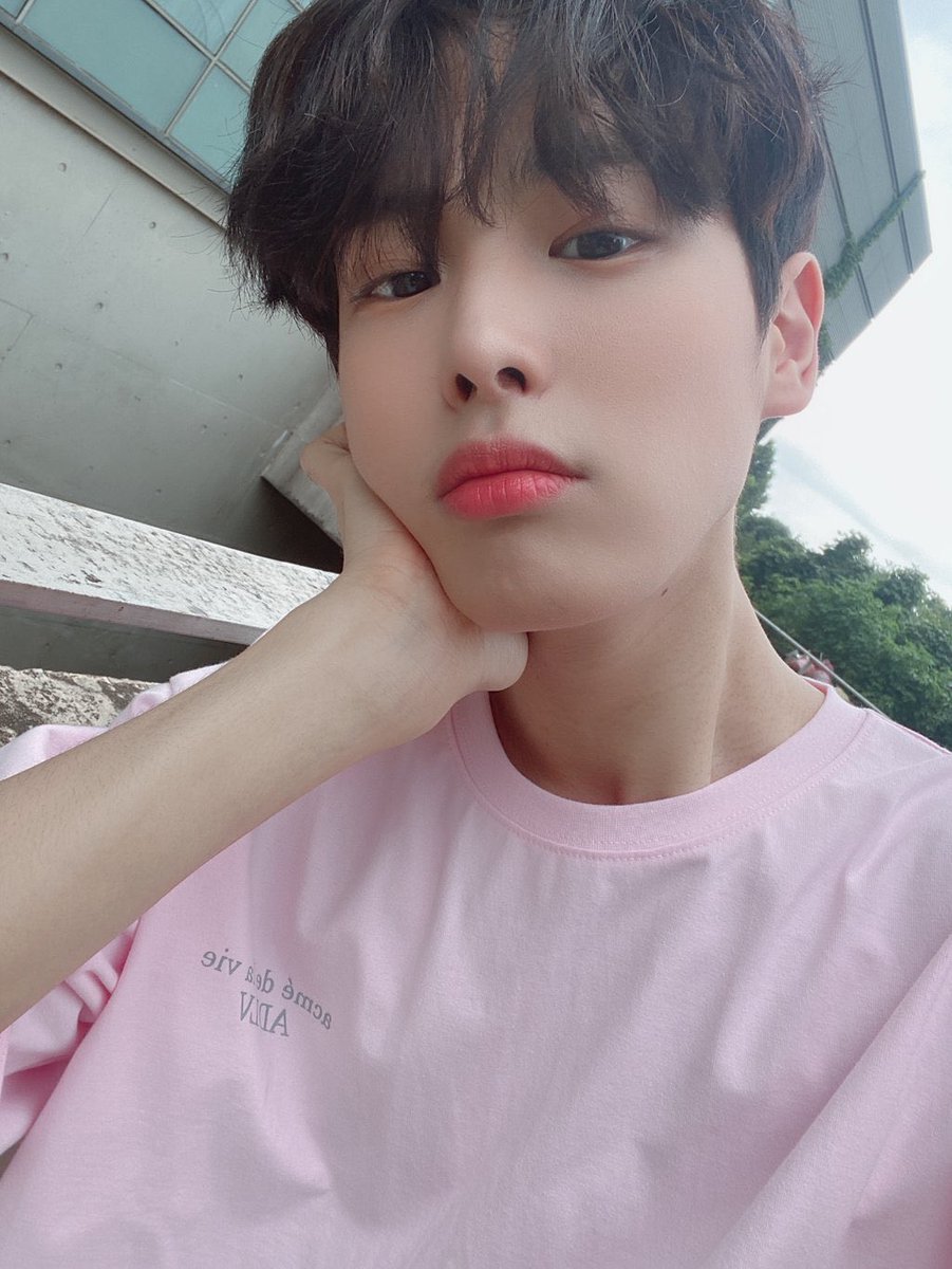 -byungchan selcas; a long but very necessary thread♡