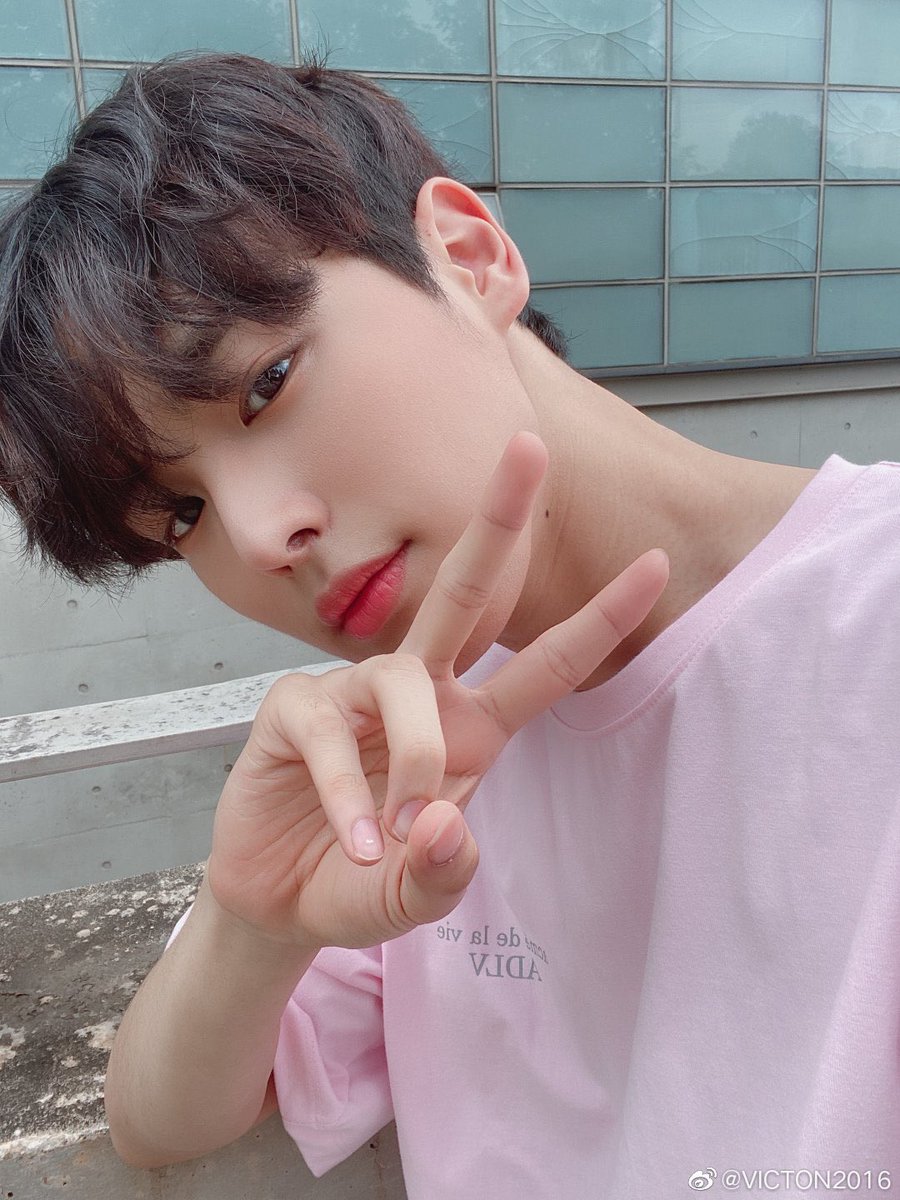 -byungchan selcas; a long but very necessary thread♡