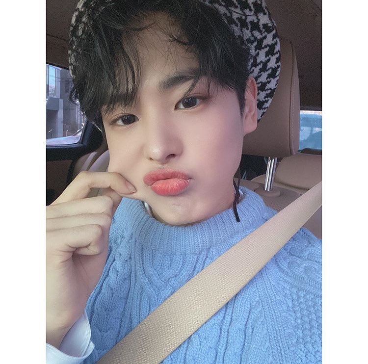 -byungchan selcas; a long but very necessary thread♡